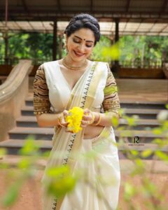 Ameya Mathew Instagram - നാടെങ്ങും ആരവം ഉയർത്തി വീണ്ടും ഒരു ഓണക്കാലം കൂടി വരവായി. ഈ ഓണം നിങ്ങൾക്കും നിങ്ങളുടെ കുടുംബത്തിനും സന്തോഷവും സമ്പൽ സമൃദ്ധിയും നിറഞ്ഞതാവട്ടെ .🤩 ഏവർക്കും എൻറെ ഹൃദയം നിറഞ്ഞ ഓണാശംസകൾ !🌼🪷🌸✨ . Photographer @robin_fotografia Wearing @revathyjayanbabu MUA @soniyamakeoverstudio Ornaments @parakkat_jewels Location @kalpadiyil #onam #🌼 Trivandrum, India