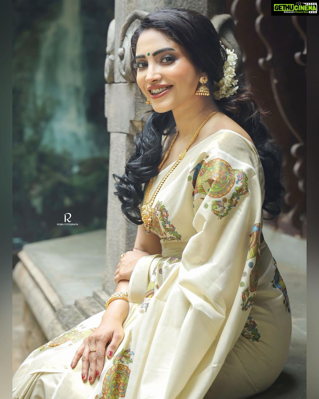 Ameya Mathew Instagram - സന്തോഷവും ഐശ്വര്യവും നിറഞ്ഞതാകട്ടെ ഈ ഉത്രാടം… ഏവർക്കും ഉത്രാടദിനാശംസകൾ 🌼🌺🪷✨🤩 . Photographer @robin_fotografia MUA @soniyamakeoverstudio Saree @_kasavunilayam_ Ornaments @parakkat_jewels Location @kalpadiyil Trivandrum, India