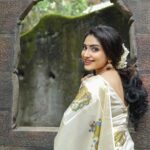 Ameya Mathew Instagram - സന്തോഷവും ഐശ്വര്യവും നിറഞ്ഞതാകട്ടെ ഈ ഉത്രാടം… ഏവർക്കും ഉത്രാടദിനാശംസകൾ 🌼🌺🪷✨🤩 . Photographer @robin_fotografia MUA @soniyamakeoverstudio Saree @_kasavunilayam_ Ornaments @parakkat_jewels Location @kalpadiyil Trivandrum, India
