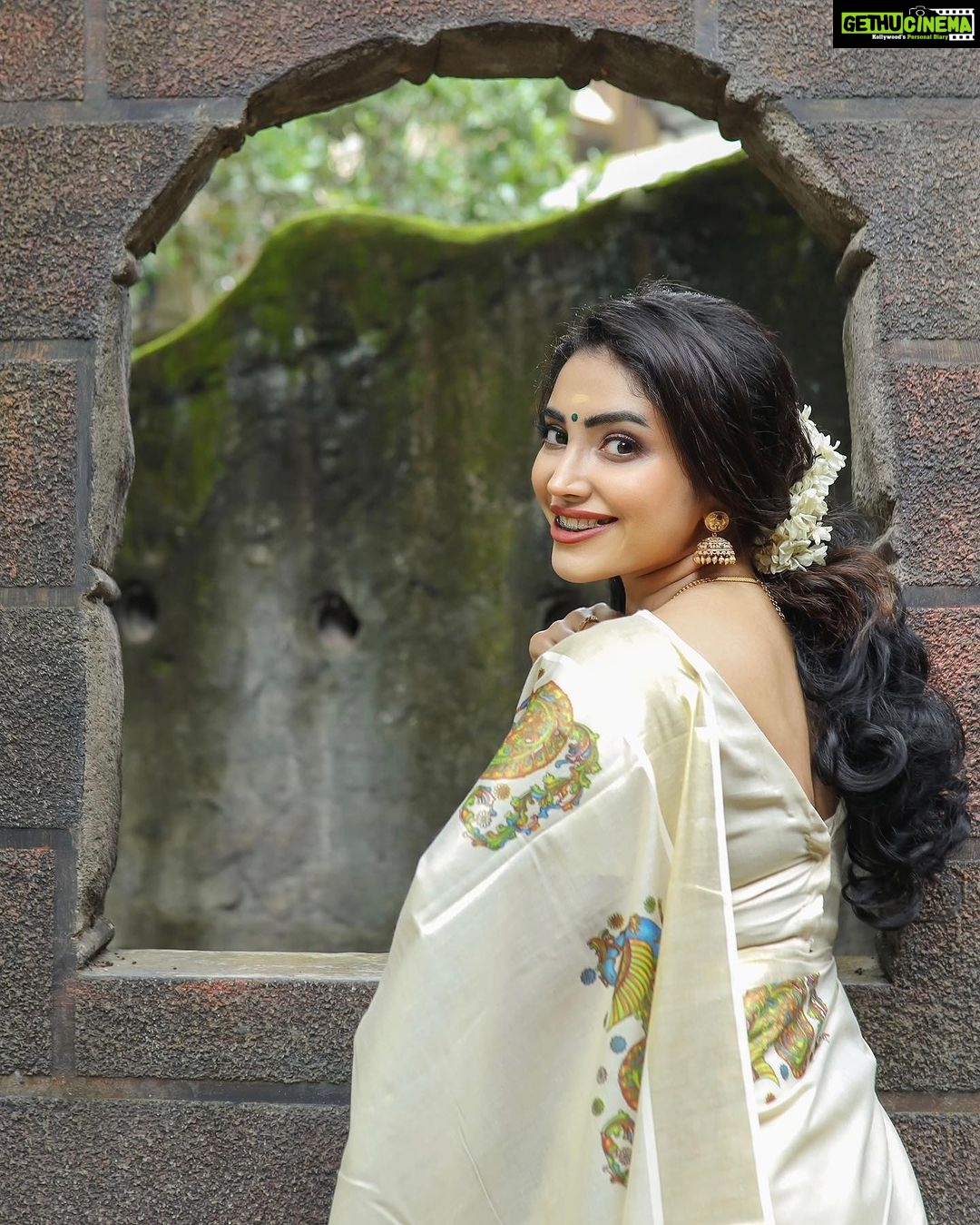 Ameya Mathew Instagram - സന്തോഷവും ഐശ്വര്യവും നിറഞ്ഞതാകട്ടെ ഈ ഉത്രാടം… ഏവർക്കും ഉത്രാടദിനാശംസകൾ 🌼🌺🪷✨🤩 . Photographer @robin_fotografia MUA @soniyamakeoverstudio Saree @_kasavunilayam_ Ornaments @parakkat_jewels Location @kalpadiyil Trivandrum, India