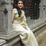 Ameya Mathew Instagram - സന്തോഷവും ഐശ്വര്യവും നിറഞ്ഞതാകട്ടെ ഈ ഉത്രാടം… ഏവർക്കും ഉത്രാടദിനാശംസകൾ 🌼🌺🪷✨🤩 . Photographer @robin_fotografia MUA @soniyamakeoverstudio Saree @_kasavunilayam_ Ornaments @parakkat_jewels Location @kalpadiyil Trivandrum, India