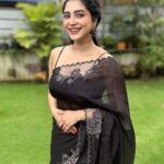 Ameya Mathew Instagram - എന്താണെന്നറിയില്ല ഈ സാരി ഉടുത്തപ്പോൾ പണ്ട് അമ്മയുടെ ഷോൾ സാരിയായി ചുറ്റി നടന്നതൊക്കെ ഇന്നലെ കഴിഞ്ഞതു പോലെ തോന്നി…!😌😍🤩 . Saree designed by Amma @stitchcraft_by_anitha @anitharoy64 😘❤️ . #saree #handembroidered #elegance #sareelove Kochi, India