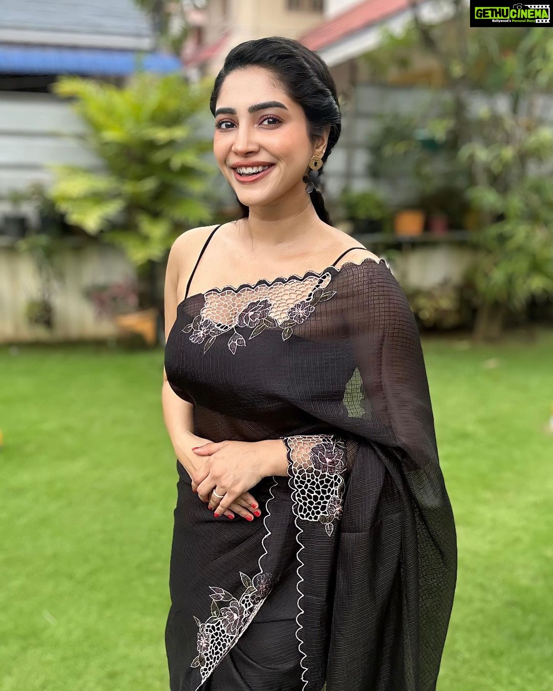 Ameya Mathew Instagram - എന്താണെന്നറിയില്ല ഈ സാരി ഉടുത്തപ്പോൾ പണ്ട് അമ്മയുടെ ഷോൾ സാരിയായി ചുറ്റി നടന്നതൊക്കെ ഇന്നലെ കഴിഞ്ഞതു പോലെ തോന്നി…!😌😍🤩 . Saree designed by Amma @stitchcraft_by_anitha @anitharoy64 😘❤️ . #saree #handembroidered #elegance #sareelove Kochi, India