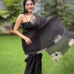 Ameya Mathew Instagram - എന്താണെന്നറിയില്ല ഈ സാരി ഉടുത്തപ്പോൾ പണ്ട് അമ്മയുടെ ഷോൾ സാരിയായി ചുറ്റി നടന്നതൊക്കെ ഇന്നലെ കഴിഞ്ഞതു പോലെ തോന്നി…!😌😍🤩 . Saree designed by Amma @stitchcraft_by_anitha @anitharoy64 😘❤️ . #saree #handembroidered #elegance #sareelove Kochi, India