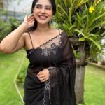 Ameya Mathew Instagram - എന്താണെന്നറിയില്ല ഈ സാരി ഉടുത്തപ്പോൾ പണ്ട് അമ്മയുടെ ഷോൾ സാരിയായി ചുറ്റി നടന്നതൊക്കെ ഇന്നലെ കഴിഞ്ഞതു പോലെ തോന്നി…!😌😍🤩 . Saree designed by Amma @stitchcraft_by_anitha @anitharoy64 😘❤️ . #saree #handembroidered #elegance #sareelove Kochi, India