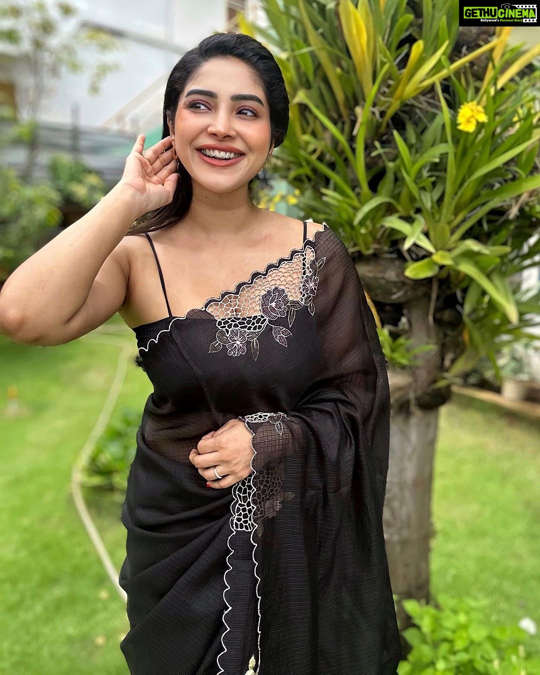 Ameya Mathew Instagram - എന്താണെന്നറിയില്ല ഈ സാരി ഉടുത്തപ്പോൾ പണ്ട് അമ്മയുടെ ഷോൾ സാരിയായി ചുറ്റി നടന്നതൊക്കെ ഇന്നലെ കഴിഞ്ഞതു പോലെ തോന്നി…!😌😍🤩 . Saree designed by Amma @stitchcraft_by_anitha @anitharoy64 😘❤️ . #saree #handembroidered #elegance #sareelove Kochi, India