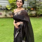 Ameya Mathew Instagram - എന്താണെന്നറിയില്ല ഈ സാരി ഉടുത്തപ്പോൾ പണ്ട് അമ്മയുടെ ഷോൾ സാരിയായി ചുറ്റി നടന്നതൊക്കെ ഇന്നലെ കഴിഞ്ഞതു പോലെ തോന്നി…!😌😍🤩 . Saree designed by Amma @stitchcraft_by_anitha @anitharoy64 😘❤️ . #saree #handembroidered #elegance #sareelove Kochi, India