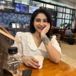 Ameya Mathew Instagram - ലേറ്റായ ഫ്ലൈറ്റിനു വെയിറ്റ് ചെയ്ത് പോസ്റ്റ് ആയപ്പോൾ എടുത്തത്…! 😬🤓💁‍♀️👜💃✈️ #bangalore #traveldiaries . 📷 Amma @anitharoy64 😘 Kempegowda International Airport, Bangalore