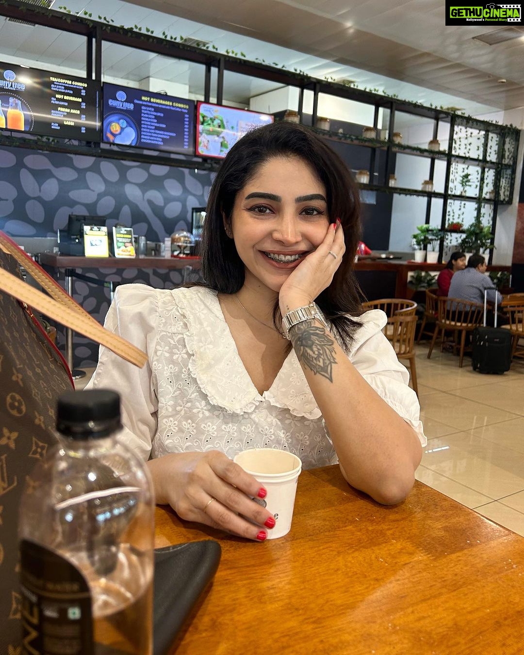Ameya Mathew Instagram - ലേറ്റായ ഫ്ലൈറ്റിനു വെയിറ്റ് ചെയ്ത് പോസ്റ്റ് ആയപ്പോൾ എടുത്തത്…! 😬🤓💁♀️👜💃✈️ #bangalore #traveldiaries . 📷 Amma @anitharoy64 😘 Kempegowda International Airport, Bangalore