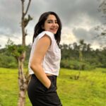 Ameya Mathew Instagram - Destination അറിയാതെ പോകുന്ന ഓരോ യാത്രയും ഒരു ലോഡ് ഓർമ്മകൾ സമ്മാനിക്കും !! 👫🚗🧳😍 . 📸 @kirankatticaran 😘❤️ #travel #roadtrip #withmylove Coorg,Karnataka