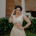 Ameya Mathew Instagram - ഇപ്രാവശ്യത്തെ ഓണം പൊടിപൊടിക്കണ്ടേ…?!!! 🤩 നിങ്ങളുടെ ഓണ ഒരുക്കങ്ങൾ എവിടം വരെയായി…?🌼🌸🌹🪷🌺💐 . Photography @richard_brell MUA @neethusmruthy Outfit @younique.stories Ornaments @parakkat_jewels . #onam #🌼 Kochi, India