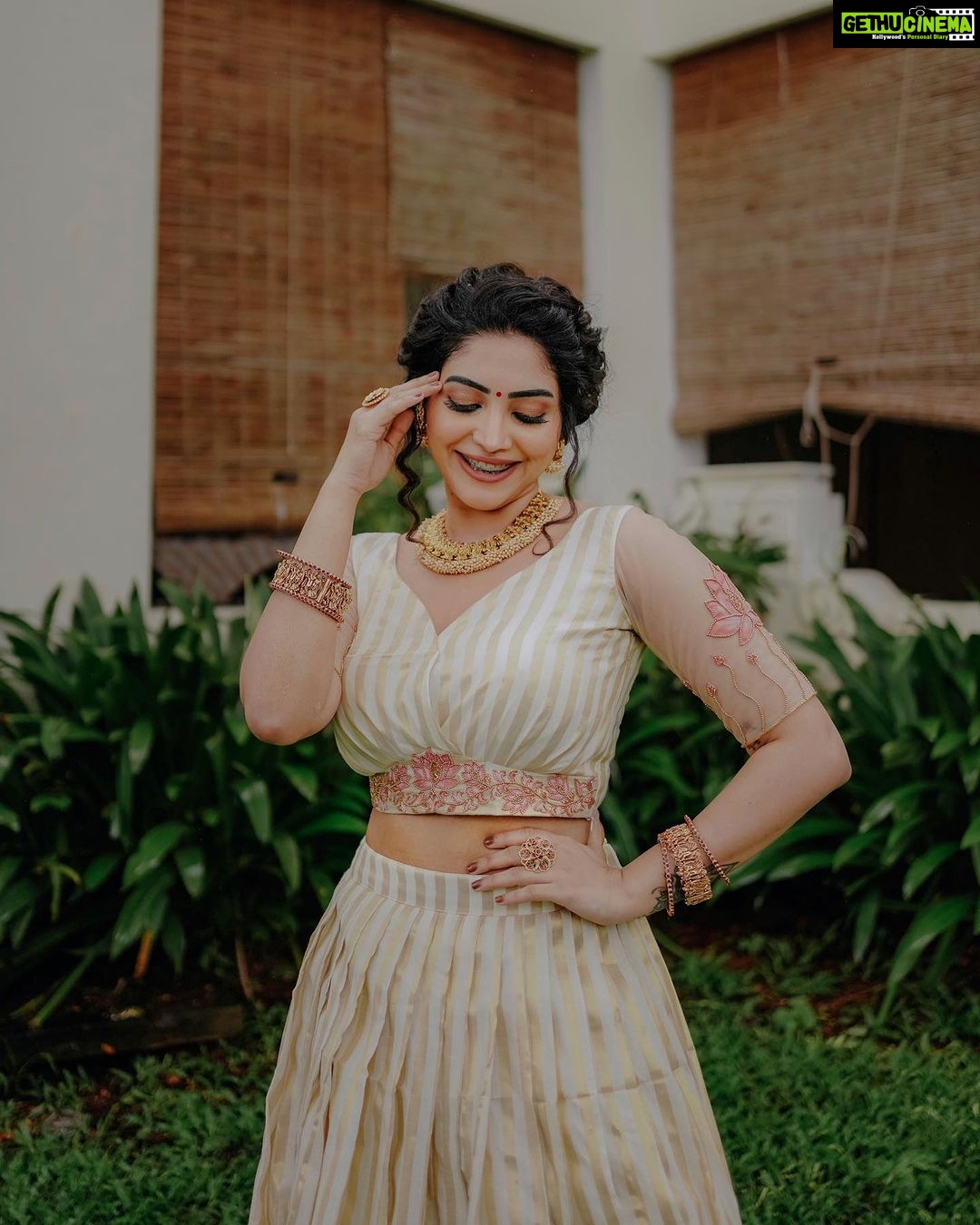 Ameya Mathew Instagram - ഇപ്രാവശ്യത്തെ ഓണം പൊടിപൊടിക്കണ്ടേ…?!!! 🤩 നിങ്ങളുടെ ഓണ ഒരുക്കങ്ങൾ എവിടം വരെയായി…?🌼🌸🌹🪷🌺💐 . Photography @richard_brell MUA @neethusmruthy Outfit @younique.stories Ornaments @parakkat_jewels . #onam #🌼 Kochi, India
