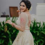 Ameya Mathew Instagram - ഇപ്രാവശ്യത്തെ ഓണം പൊടിപൊടിക്കണ്ടേ…?!!! 🤩 നിങ്ങളുടെ ഓണ ഒരുക്കങ്ങൾ എവിടം വരെയായി…?🌼🌸🌹🪷🌺💐 . Photography @richard_brell MUA @neethusmruthy Outfit @younique.stories Ornaments @parakkat_jewels . #onam #🌼 Kochi, India