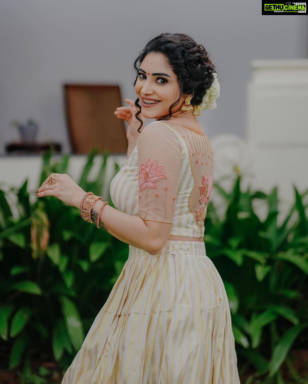 Ameya Mathew Instagram - ഇപ്രാവശ്യത്തെ ഓണം പൊടിപൊടിക്കണ്ടേ…?!!! 🤩 നിങ്ങളുടെ ഓണ ഒരുക്കങ്ങൾ എവിടം വരെയായി…?🌼🌸🌹🪷🌺💐 . Photography @richard_brell MUA @neethusmruthy Outfit @younique.stories Ornaments @parakkat_jewels . #onam #🌼 Kochi, India