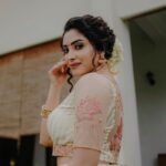 Ameya Mathew Instagram - ഇപ്രാവശ്യത്തെ ഓണം പൊടിപൊടിക്കണ്ടേ…?!!! 🤩 നിങ്ങളുടെ ഓണ ഒരുക്കങ്ങൾ എവിടം വരെയായി…?🌼🌸🌹🪷🌺💐 . Photography @richard_brell MUA @neethusmruthy Outfit @younique.stories Ornaments @parakkat_jewels . #onam #🌼 Kochi, India