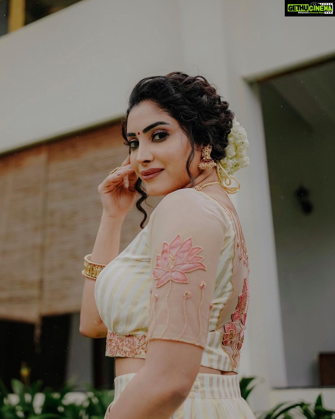 Ameya Mathew Instagram - ഇപ്രാവശ്യത്തെ ഓണം പൊടിപൊടിക്കണ്ടേ…?!!! 🤩 നിങ്ങളുടെ ഓണ ഒരുക്കങ്ങൾ എവിടം വരെയായി…?🌼🌸🌹🪷🌺💐 . Photography @richard_brell MUA @neethusmruthy Outfit @younique.stories Ornaments @parakkat_jewels . #onam #🌼 Kochi, India