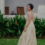 Ameya Mathew Instagram - ഇപ്രാവശ്യത്തെ ഓണം പൊടിപൊടിക്കണ്ടേ…?!!! 🤩 നിങ്ങളുടെ ഓണ ഒരുക്കങ്ങൾ എവിടം വരെയായി…?🌼🌸🌹🪷🌺💐 . Photography @richard_brell MUA @neethusmruthy Outfit @younique.stories Ornaments @parakkat_jewels . #onam #🌼 Kochi, India
