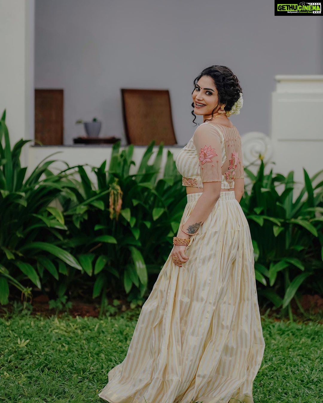 Ameya Mathew Instagram - ഇപ്രാവശ്യത്തെ ഓണം പൊടിപൊടിക്കണ്ടേ…?!!! 🤩 നിങ്ങളുടെ ഓണ ഒരുക്കങ്ങൾ എവിടം വരെയായി…?🌼🌸🌹🪷🌺💐 . Photography @richard_brell MUA @neethusmruthy Outfit @younique.stories Ornaments @parakkat_jewels . #onam #🌼 Kochi, India