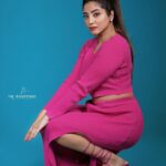 Ameya Mathew Instagram - പണ്ട് ‘I’m a Barbie Girl’ എന്ന പാട്ട് ടിവിയിൽ കാണുമ്പോൾ ''അമ്പമ്പാടി ഡിസ്കമ്പാടി’’ എന്ന് പാടി കൊണ്ട് നടന്ന ഞാൻ , ഇന്ന് ഒരു ബാർബി ഫോട്ടോഷൂട്ട് ചെയ്തപ്പോൾ…😋🙊👻🤓💕🎀👛 NB: ബാർബിയുടെ footwear അല്പം വലുതായിപ്പോയി Guys !😬 #barbie #barbiegirl #dollphotography #💖 . Photographer @gokul.mindstories Outfit n’ Accessoires @western_lady_ MUA @renusbridalstudio Studio @maxxocreative Kochi, India