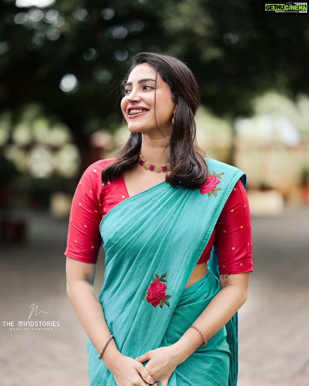 Ameya Mathew Instagram - മുഹറം ആശംസകൾ…🌙💫✨🌟🕊️ . Saree designed by my Amma @stitchcraft_by_anitha @anitharoy64 📸 @gokul.mindstories Thodupuzha, India