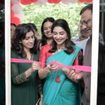 Ameya Mathew Instagram - വിജയത്തിൻ്റെ അടുത്ത ഘട്ടത്തിലേക്ക് കടന്ന റീനുവിന് അഭിനന്ദനങ്ങൾ. തൊടുപുഴ പ്രവർത്തിച്ചുവരുന്ന Grace Dental Care ഇപ്പോൾ Facial Aesthetic Centre ആയിട്ട് expand ചെയ്തിരിക്കുകയാണ്. ഈ നേട്ടത്തിൽ ഒരുപാട് സന്തോഷവും, അതിലുപരി ഞാൻ അഭിമാനിക്കുകയും ചെയ്യുന്നു... @gracedentalcarethodupuzha 👏🏻🤩✨❤️ . Saree designed by my Amma @stitchcraft_by_anitha 😘 📸 @gokul.mindstories Thodupuzha, India