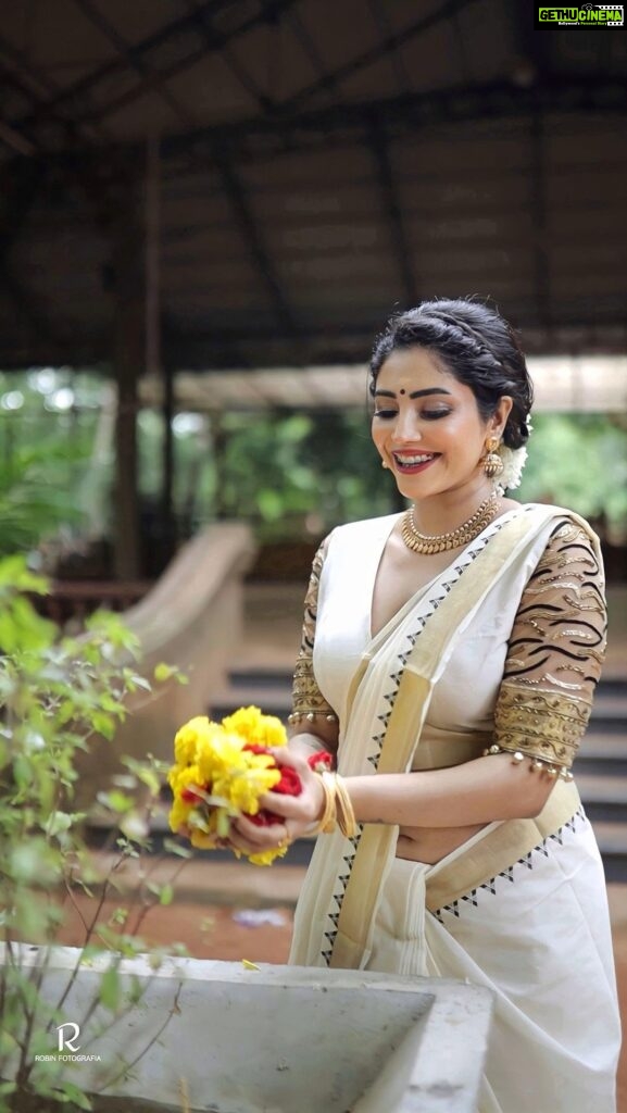 Ameya Mathew Instagram - അവിട്ടം ദിനാശംസകൾ !🌼🌸✨🤩 . Photographer @robin_fotografia Wearing @revathyjayanbabu MUA @soniyamakeoverstudio Ornaments @parakkat_jewels Location @kalpadiyil #onam #onamvibes #🌼 Trivandrum, India