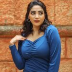 Ameya Mathew Instagram - മിഴികളിൽ വർണ്ണാഭം തൂകുന്ന നീല നിറത്തോട് എന്നും ഒരു ഇഷ്ടം കൂടുതലാണ്... 🦋💙 . 📸 @robin_fotografia 💄 @soniyamakeoverstudio 📍 @kalpadiyil Trivandrum, India