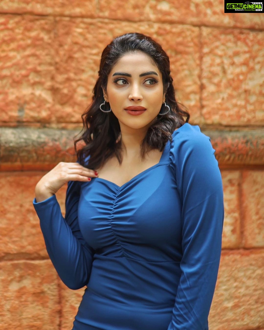 Ameya Mathew Instagram - മിഴികളിൽ വർണ്ണാഭം തൂകുന്ന നീല നിറത്തോട് എന്നും ഒരു ഇഷ്ടം കൂടുതലാണ്... 🦋💙 . 📸 @robin_fotografia 💄 @soniyamakeoverstudio 📍 @kalpadiyil Trivandrum, India