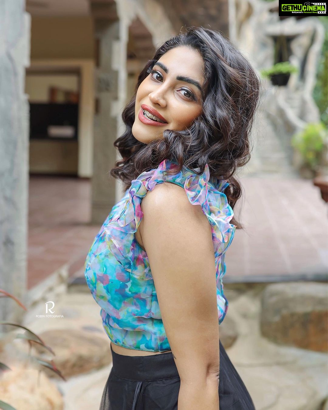 Ameya Mathew Instagram - പമ്പരം കണക്കിന് കറങ്ങി കറങ്ങി ഞാൻ…😵💫😟😬🙊💃 . 📸 @robin_fotografia 💄 @soniyamakeoverstudio 📍 @kalpadiyil Trivandrum, India