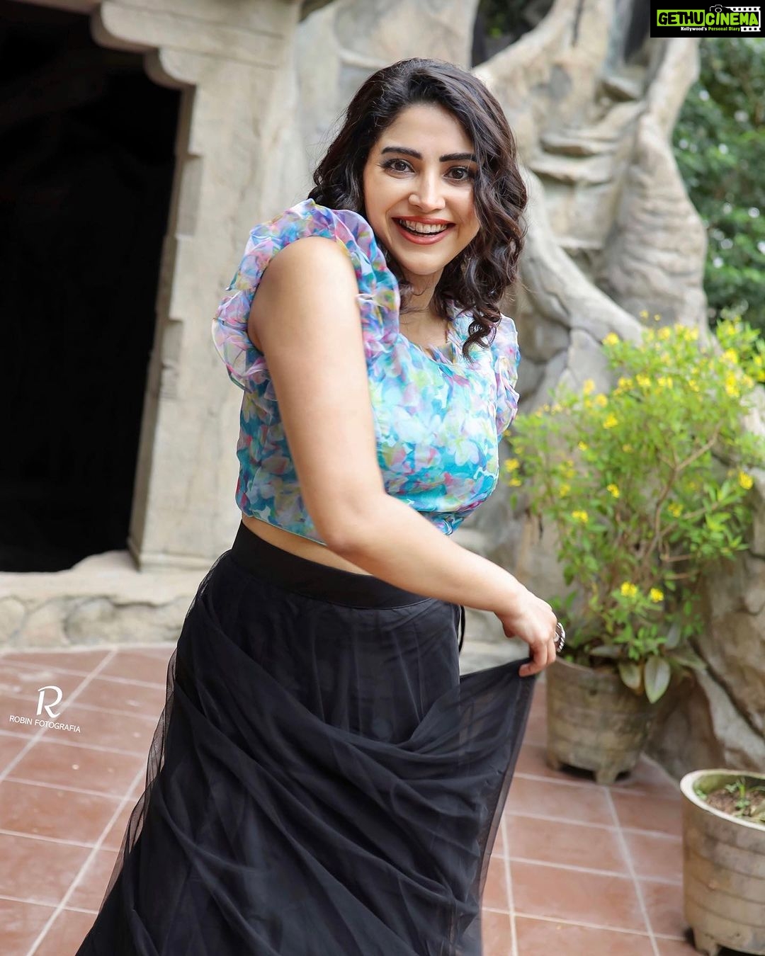 Ameya Mathew Instagram - പമ്പരം കണക്കിന് കറങ്ങി കറങ്ങി ഞാൻ…😵💫😟😬🙊💃 . 📸 @robin_fotografia 💄 @soniyamakeoverstudio 📍 @kalpadiyil Trivandrum, India