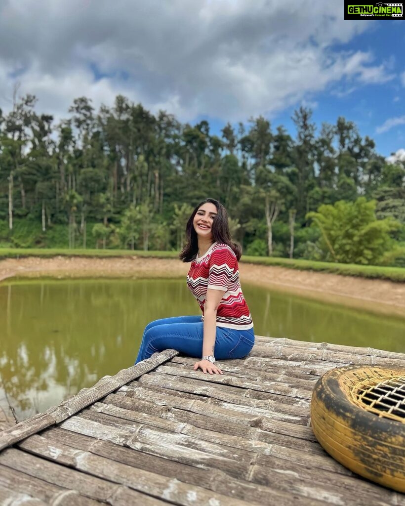 Ameya Mathew Instagram - പുഴയോരത്തിൽ പൂന്തോണിയെത്തീല…🚤 🍃🪵 🌊 . 📸 @kirankatticaran 😘 #happiness #❤ Coorg,Karnataka