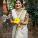 Ameya Mathew Instagram - നാടെങ്ങും ആരവം ഉയർത്തി വീണ്ടും ഒരു ഓണക്കാലം കൂടി വരവായി. ഈ ഓണം നിങ്ങൾക്കും നിങ്ങളുടെ കുടുംബത്തിനും സന്തോഷവും സമ്പൽ സമൃദ്ധിയും നിറഞ്ഞതാവട്ടെ .🤩 ഏവർക്കും എൻറെ ഹൃദയം നിറഞ്ഞ ഓണാശംസകൾ !🌼🪷🌸✨ . Photographer @robin_fotografia Wearing @revathyjayanbabu MUA @soniyamakeoverstudio Ornaments @parakkat_jewels Location @kalpadiyil #onam #🌼 Trivandrum, India