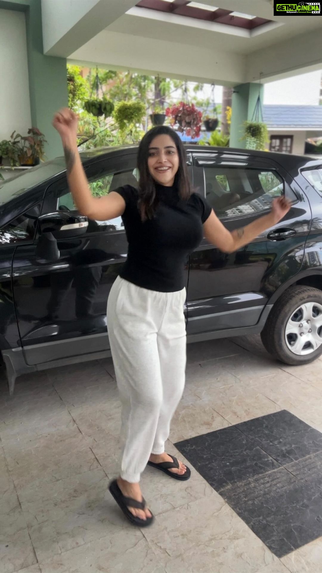 Ameya Mathew Instagram - ഇത് ട്രെൻഡ് ഔട്ട് ആയില്ലാന്ന് തോന്നുന്നു…!🤓🤭😬💃 Rate my transition!😁😋 . Choreo @nidhi.reddy.k 👌🏻 . #dance #trendingreels #transition #happiness
