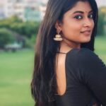 Ammu Abhirami Instagram – 🤍🖤🤍

Saree @studiovirupa 
Jumkas @made_for_hers