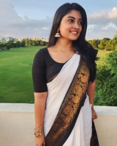 Ammu Abhirami Instagram - 🤍🖤🤍

Saree @studiovirupa 
Jumkas @made_for_hers