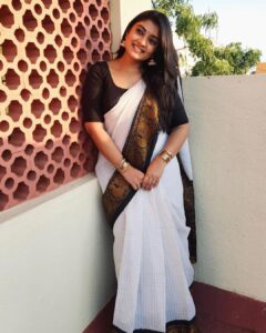 Ammu Abhirami Instagram - 🤍🖤🤍

Saree @studiovirupa 
Jumkas @made_for_hers