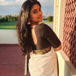 Ammu Abhirami Instagram – 🤍🖤🤍

Saree @studiovirupa 
Jumkas @made_for_hers