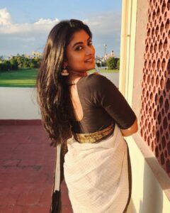 Ammu Abhirami Instagram - 🤍🖤🤍 Saree @studiovirupa Jumkas @made_for_hers