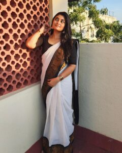 Ammu Abhirami Instagram - 🤍🖤🤍

Saree @studiovirupa 
Jumkas @made_for_hers