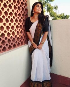 Ammu Abhirami Instagram - 🤍🖤🤍

Saree @studiovirupa 
Jumkas @made_for_hers