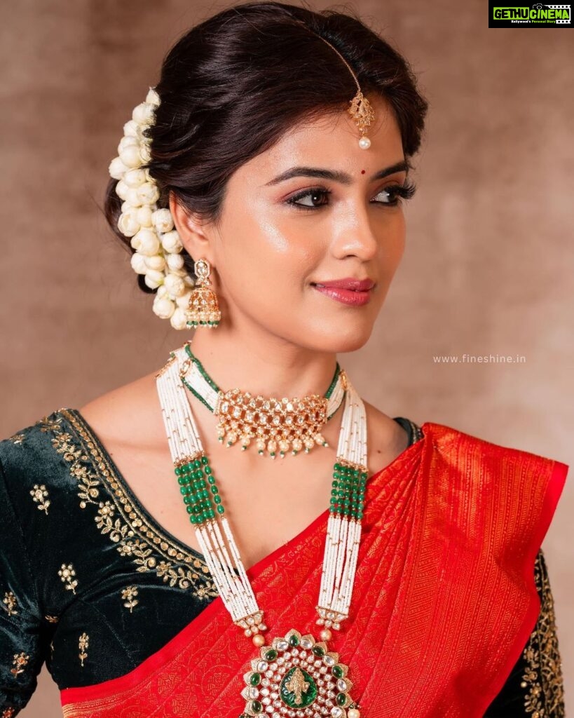 Amritha Aiyer Instagram - Beautiful actress @amritha_aiyer innate sense of style effortlessly enhances the beauty of our jewellery, leaving us in the awe. Embrace the fusion of tradition and style 💫✨ Whether it's a red-carpet event or a special celebration, this ensemble will make you shine like a star. Get ready to turn heads and steal the spotlight with Fine Shine's Fusion Kundan Designer Set! ⭐ Actress: @amritha_aiyer Shot by @ngrnandha Jewelry @fineshinejewels Saree & blouse: @ashirahbydiadem @diademstore.in @sameerabegum Makeup @jiyamakeupartistry Hairdo @mani_stylist_ Saree drape: @manisareedrapist1 Styled by @indu_ig . . . #FusionKundanDesignerSet #spotlight #kundandesign #kundanset #kundanjewellery #TraditionalJewellery #wedding #tradition #ethinic #fusionstyle #fashion #bridalJewellery #RentalJewellery #celebrityclicks #actress #amrithaiyer #NewCollection #trending #Fineshine #chennai