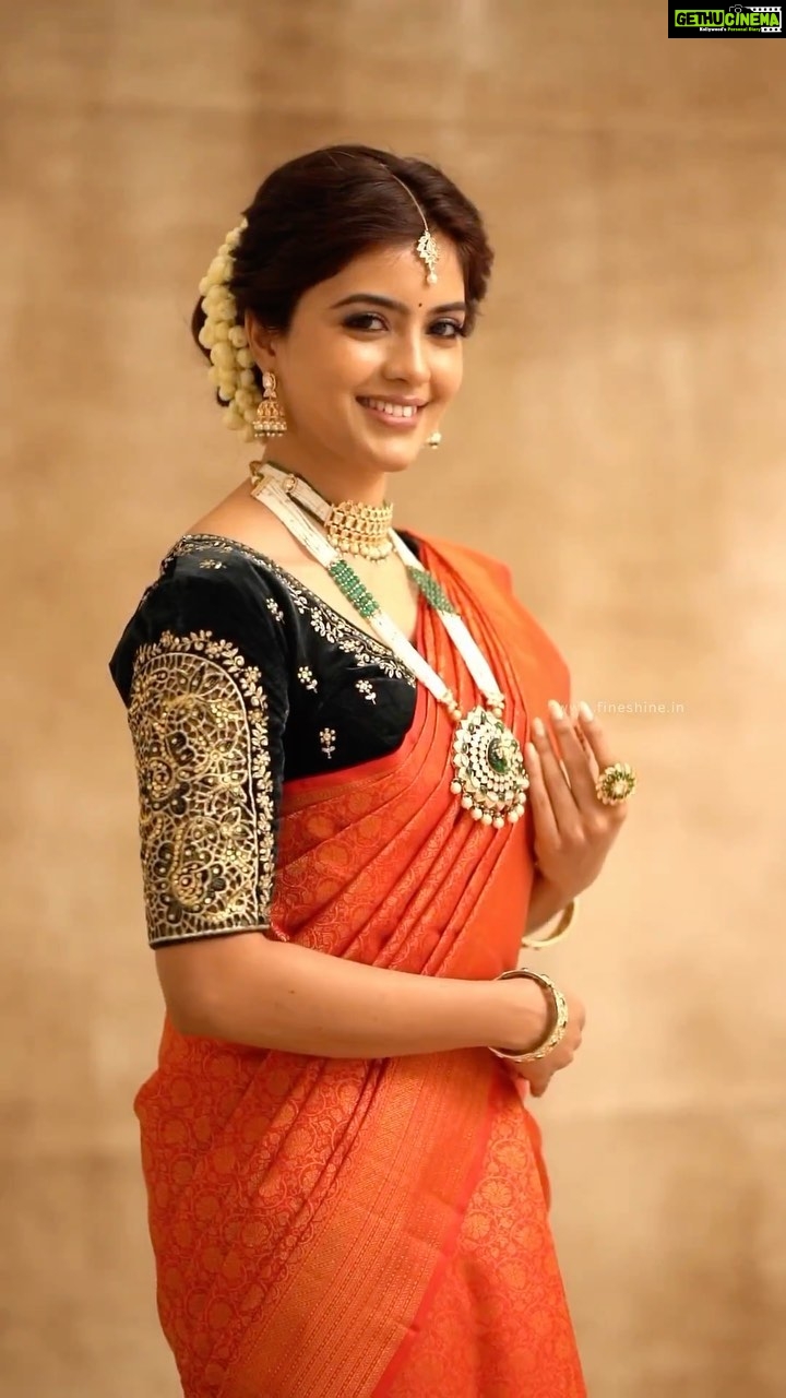 Amritha Aiyer Instagram - Beautiful actress @amritha_aiyer Dripping in elegance💫 Elevate your divine style with our exquisite Ganesha pendant, adorned with delicate rice pearls and captivating emerald beads. Paired flawlessly with our intricate kundan jhumkas, bangles, finger ring, and majestic mang tikka, this ensemble is a harmonious blend of tradition and opulence Actress: @amritha_aiyer Shot by @ngrnandha Jewelry @fineshinejewels Saree & blouse: @ashirahbydiadem @diademstore.in @sameerabegum Makeup @jiyamakeupartistry Hairdo @mani_stylist_ Saree drape: @manisareedrapist1 Styled by @indu_ig . . . #FusionKundanDesignerSet #spotlight #kundandesign #kundanset #kundanjewellery #TraditionalJewellery #wedding #tradition #ethinic #fusionstyle #fashion #bridalJewellery #RentalJewellery #celebrityclicks #actress #amrithaiyer #NewCollection #trending #Fineshine #chennai Fine Shine