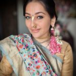 Anagha Bhosale Instagram - When daddy is your photographer 🙈 #marathimulgi #ganeshchaturthi2023