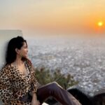 Anaika Soti Instagram - Sunsets are proof that......screw the caption....please go see my NEW VIDEO ON YT...LINK IS IN MY BIO...and don't forget to SUBSCRIBE 😍😂😂