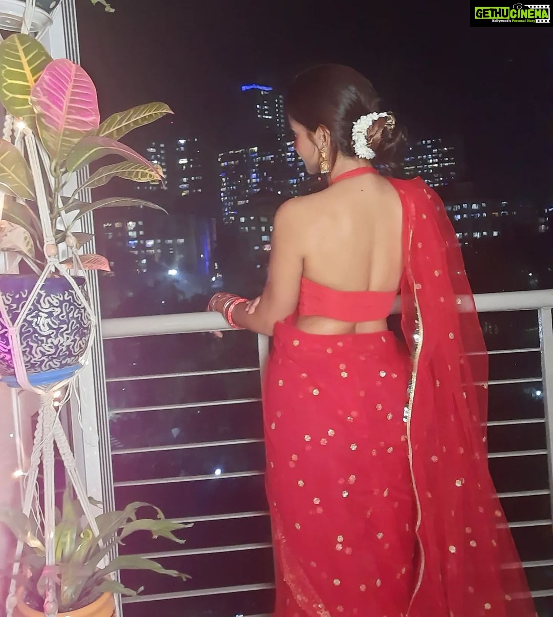Anaika Soti Instagram - Waiting for fireworks on diwali nights be like ...... Also, Happy Diwali & a very Happy New Year to all of you...💥✨✨✨✨