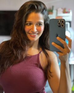 Anaika Soti Instagram - Mirror selfies for the win 🏆