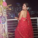 Anaika Soti Instagram - Waiting for fireworks on diwali nights be like ...... Also, Happy Diwali & a very Happy New Year to all of you...💥✨✨✨✨
