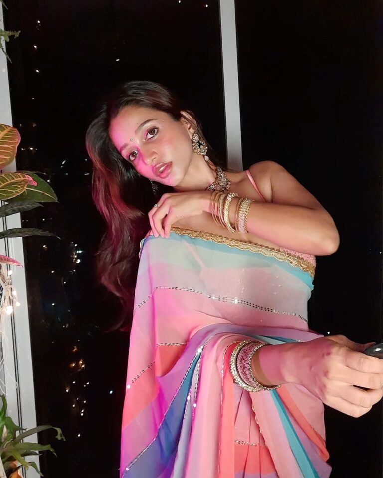 Anaika Soti Instagram - Lights, c.......crackers, DIWALI! 🙋🏻‍♀️✨ #diwali #trending #viral #traditional #saree #festival