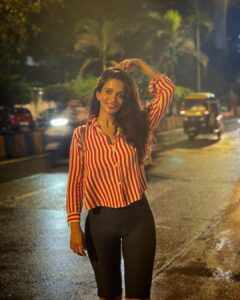 Anaika Soti Instagram - This weather calls for, cozy afternoon naps while watching FRIENDS, yummy hot noodles, pakodas, music and so much more… cause its holiday mausam for me
