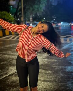 Anaika Soti Instagram - This weather calls for, cozy afternoon naps while watching FRIENDS, yummy hot noodles, pakodas, music and so much more… cause its holiday mausam for me
